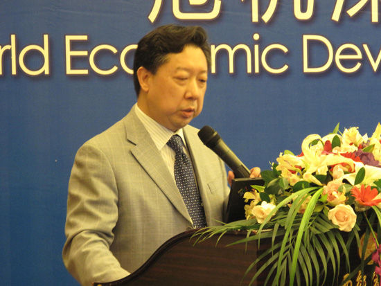 由复旦大学主办、韩国高等教育财团赞助的“上海论坛”2012年5月26日-28日在上海召开。图为太阳成集团tyc122cc教授张礼卿演讲。